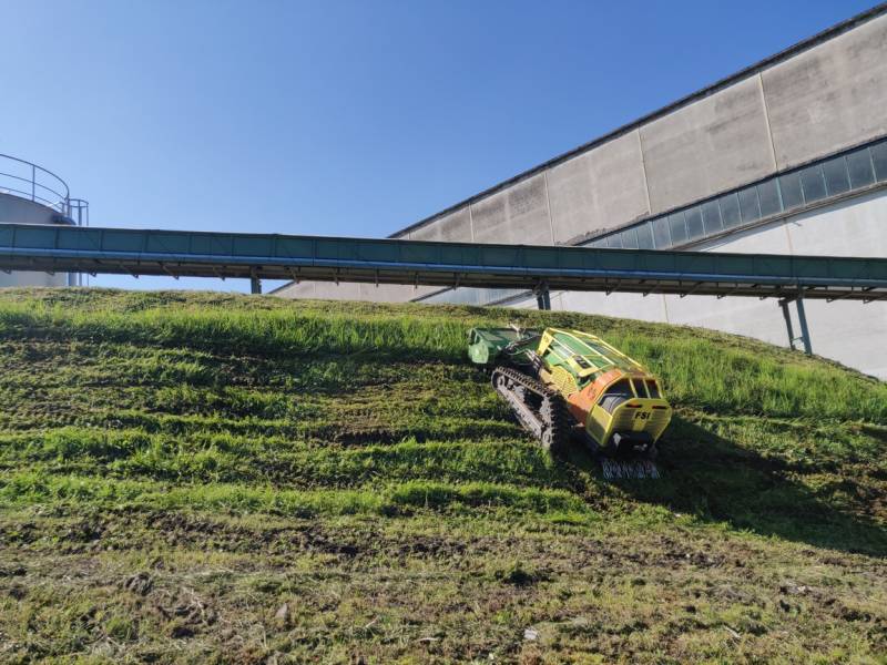 Location avec chauffeur d'un Robot de Pente pour du fauchage dans la région d'Annecy