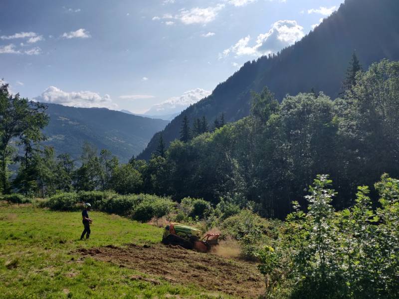 Broyage d'une friche à l'aide d'un robot de pente entre Haute-Savoie et Savoie proche d'Annecy