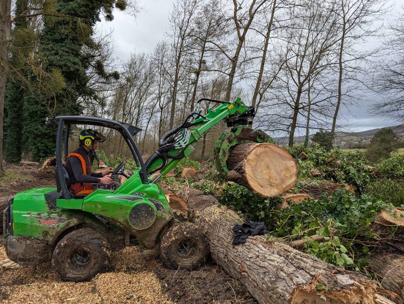 Reprise et manutention des billons par notre chargeur compact Avant 635i pour un dégagement rapide du chemin